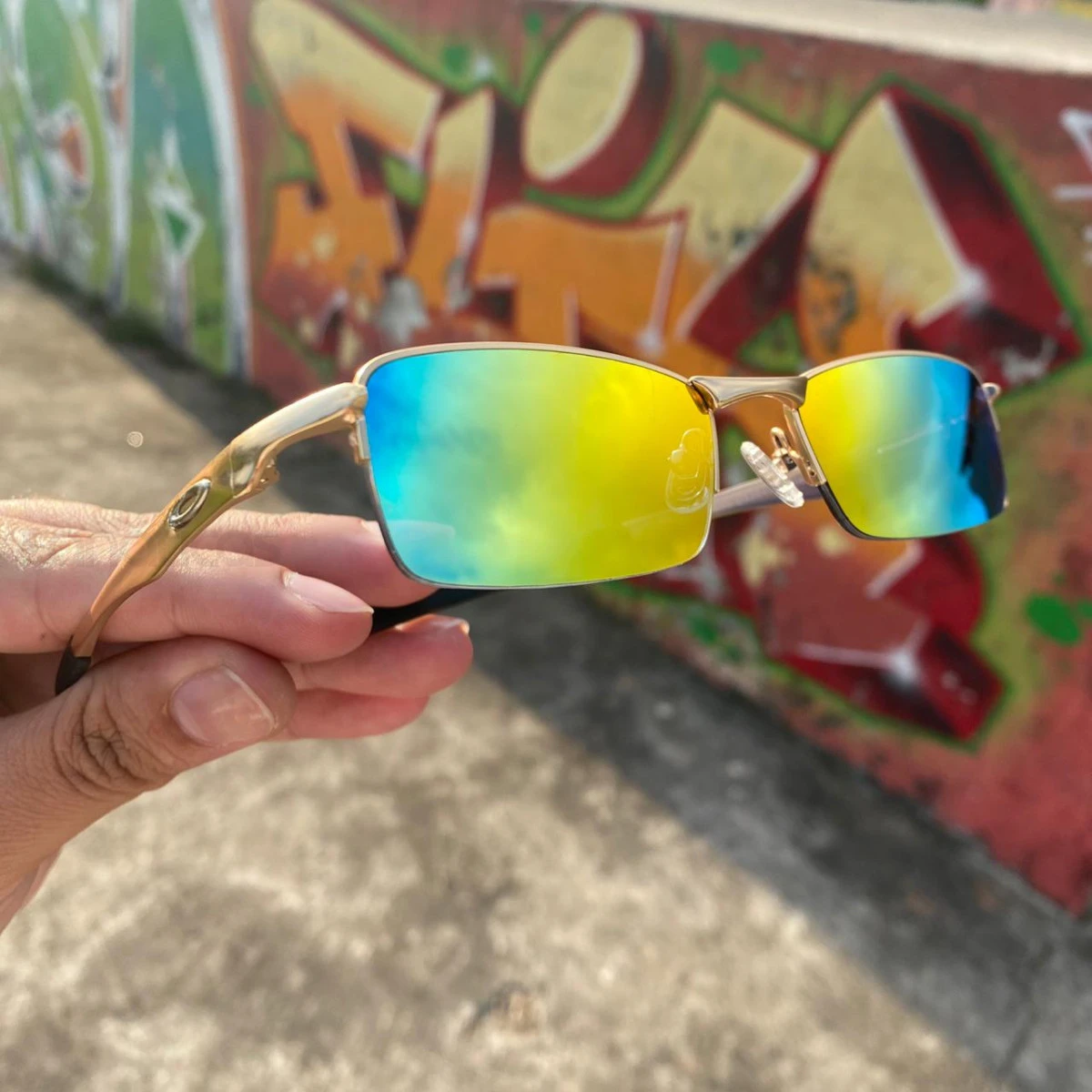 Óculos Lupinha Lupa Vilão Fio Nylon Mc'S Dourado e Arco-íris