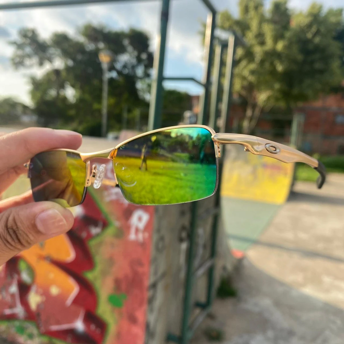 Óculos Lupinha Lupa Vilão Fio Nylon Mc'S Dourado e Arco-íris