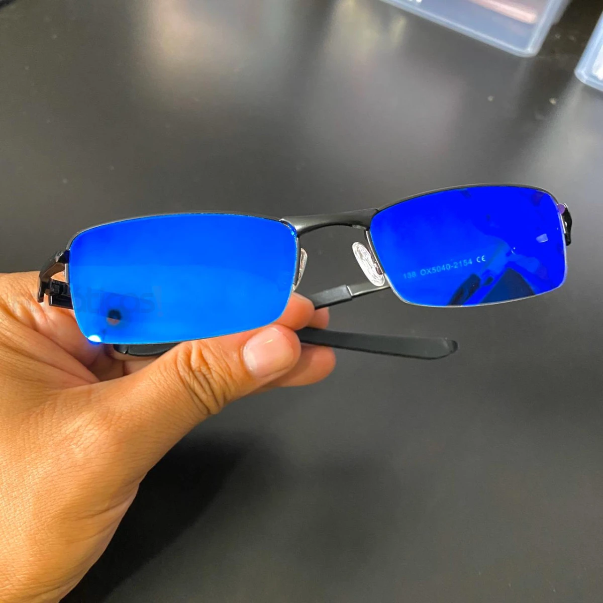 Óculos de Sol Lupinha Lupa Vilão Fio Nylon Preto e Azul Escuro