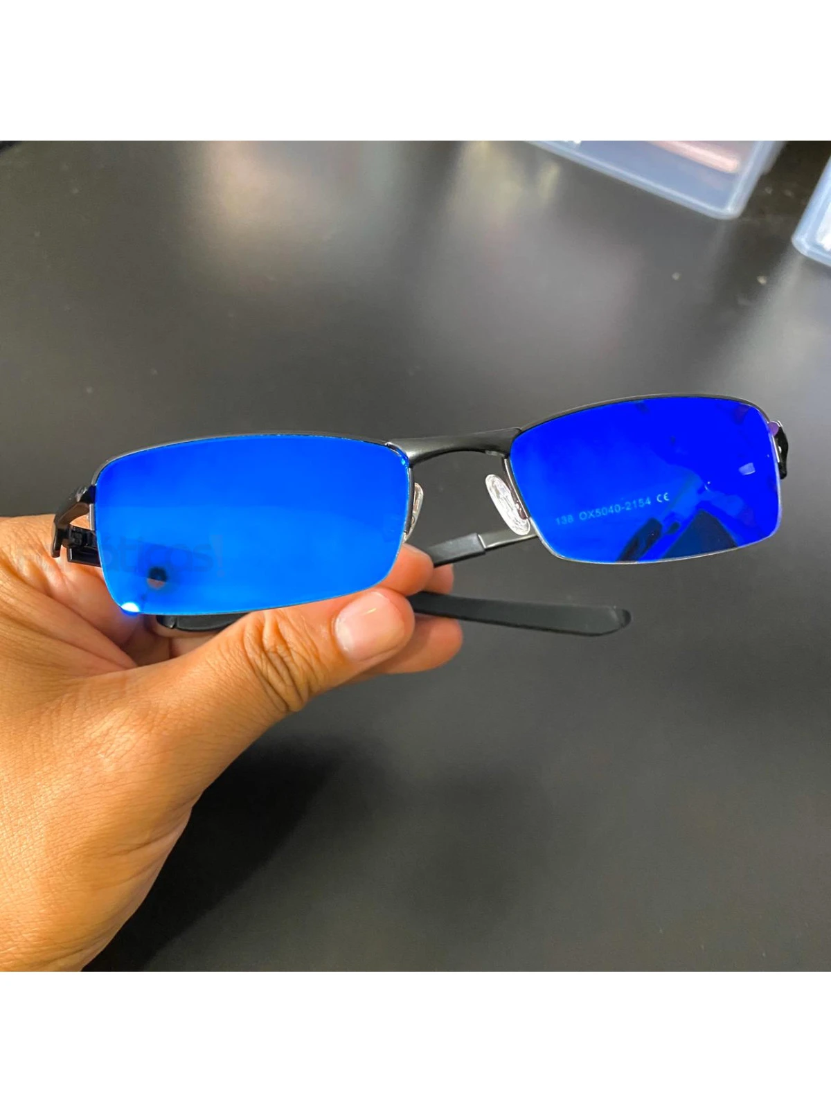 Óculos de Sol Lupinha Lupa Vilão Fio Nylon Preto e Azul Escuro