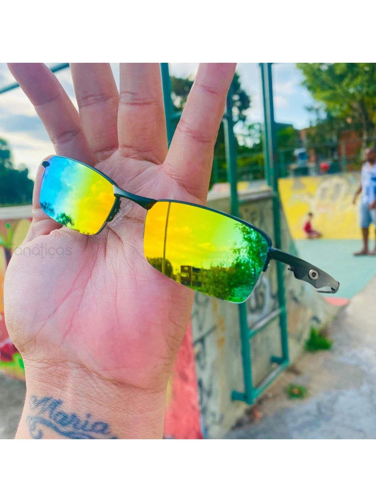 Óculos de Sol Lupinha Lupa Vilão Fio Nylon Preto e Arco-íris 