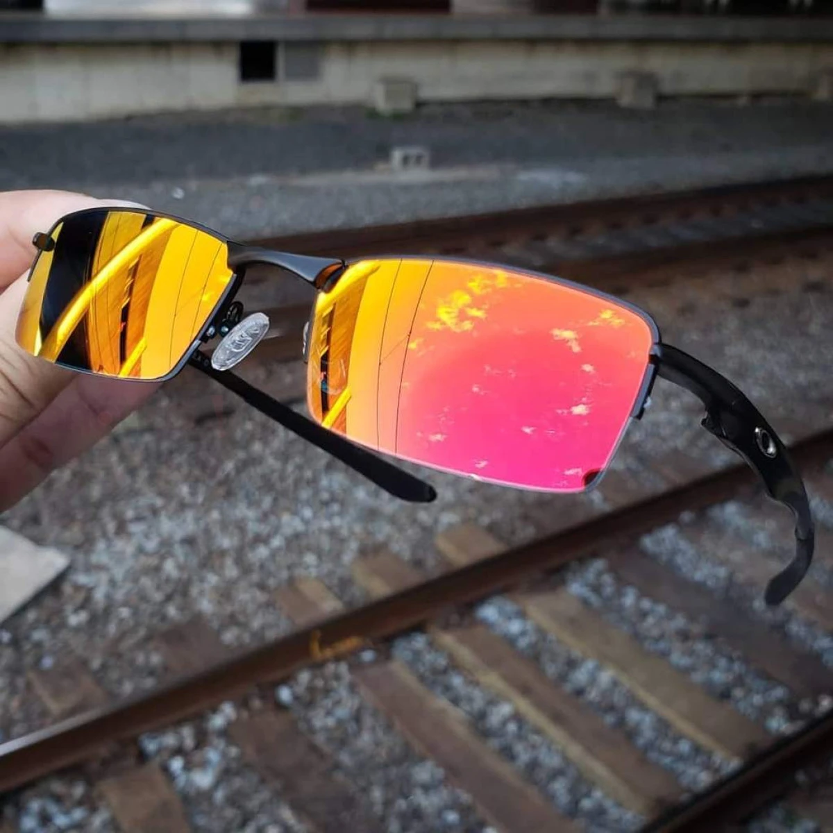 Óculos de Sol Lupinha Lupa Vilão Fio Nylon Preta e Vermelha
